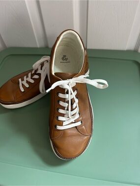 Groundies Casablanca unisex size 42 Tan Leather Low-Top barefoot Sneaker